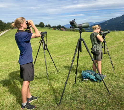 Das Bild zeigt zwei Frauen mit Fernglaesern