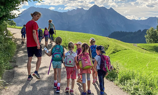 Bild von wandernden Kindern