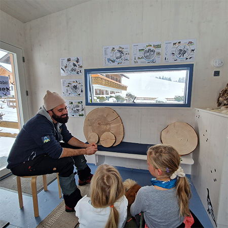 Ranger mit Kindern im Rangermobil